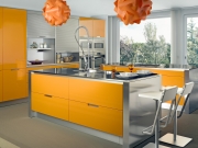 Stilvolle Designhochglanzküche mit Kücheninsel