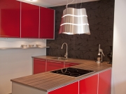 Kompakte Hochglanzküche in rot mit Holzarbeitsplatte