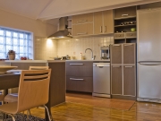 Moderne offene Wohnküche in Erdtönen