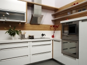 Moderne helle L-förmige Einbauküche mit Holzakzenten
