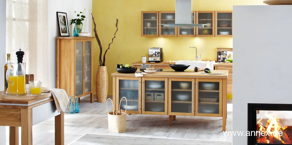 annex Kochinsel aus Massivholz mit satinierten Glasfronten und Wandhaube