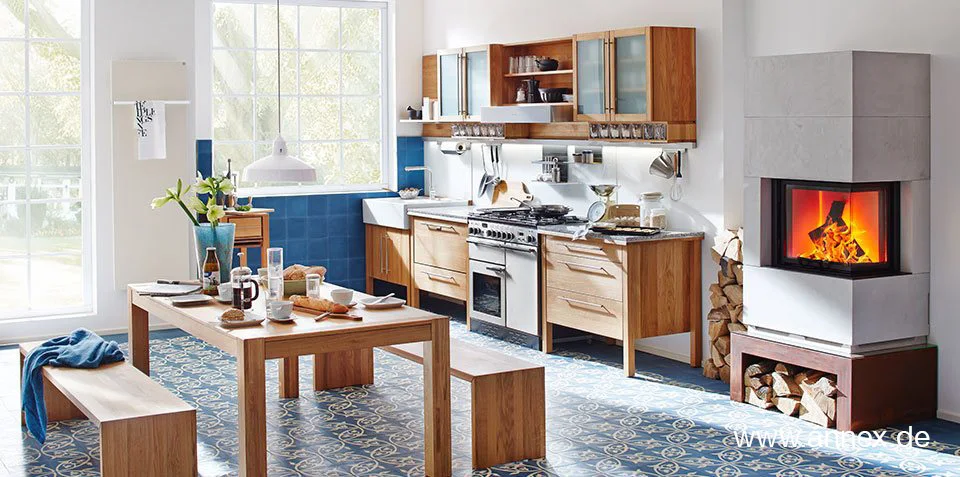 annex Landhausküche aus freistehenden Massivholzmodulen mit Range Cooker, Esstisch und Bänken