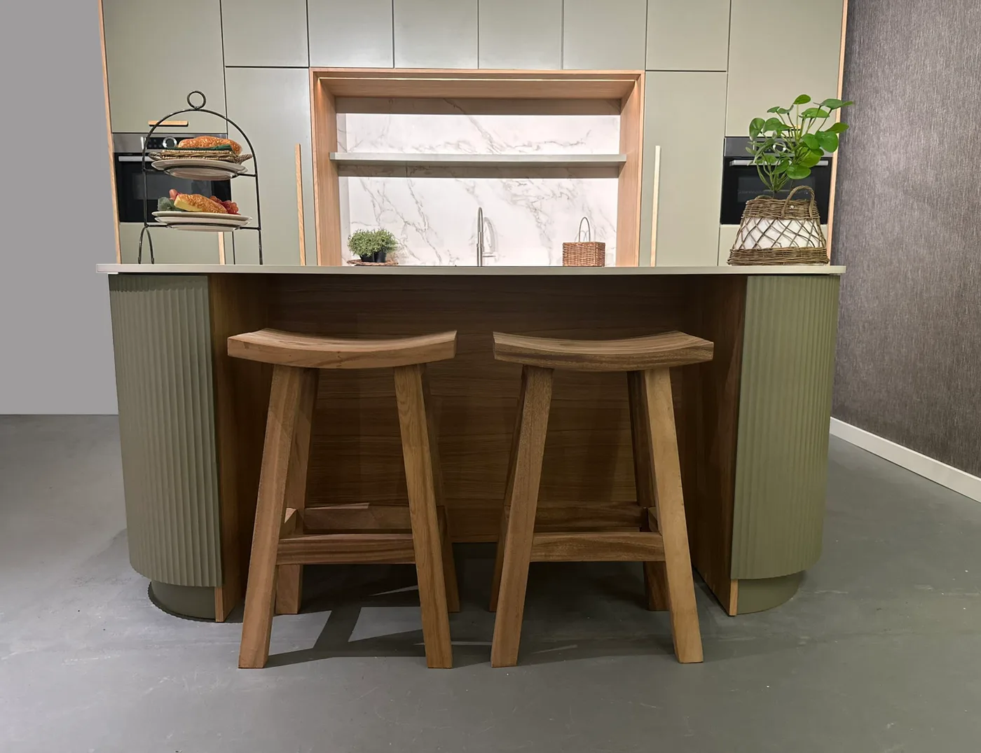 Inselküche aus Holz in Salbeigrün im Japandi-Stil mit Barhockern