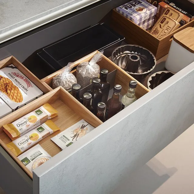 Next125 Flex-Boxen Holz – Landhausküche Weiß satiniert – Weiß matt mit Holzakzenten