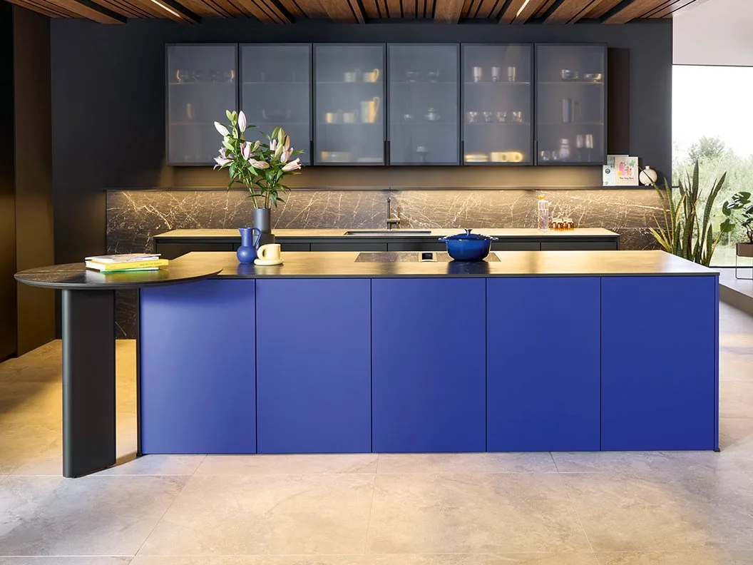 Next125 NX 870 – Glasfront Inselküche Grafit – Königsblau