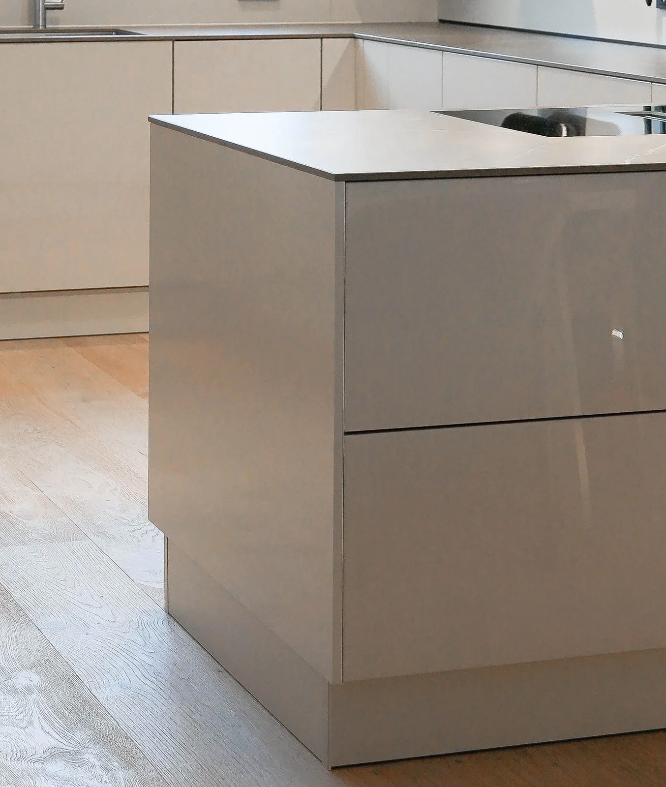Next125 NX 914 – Premium-Inselküche Keramik Glas Onyx – Grau matt