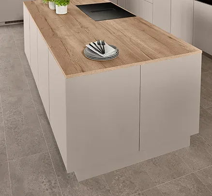 Nobilia Senso 483 – Landhausküche mit Kochinsel Creme – Creme 167 matt mit Rahmenfront