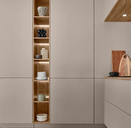 Nobilia Maßküche – Grifflose Küchenzeile Sandgrau – Graubeige mit Holzakzenten