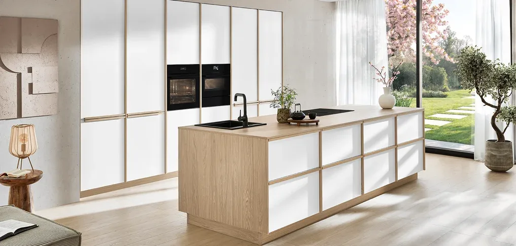 Nobilia-Küche SENSO 488 – Inselküche Weiß mit Designlinie Sakura