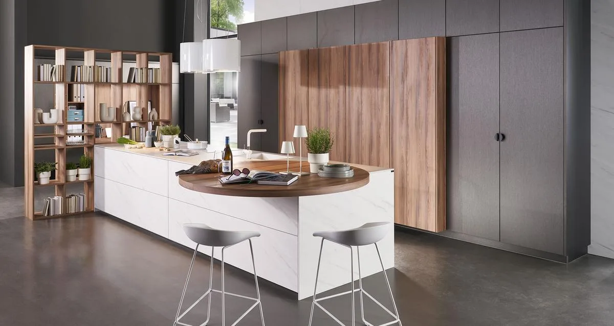 Rational Küchen PURE – Grifflose L-Küche Sandgrau Matt – Altrosa / Mauve mit Naturholz