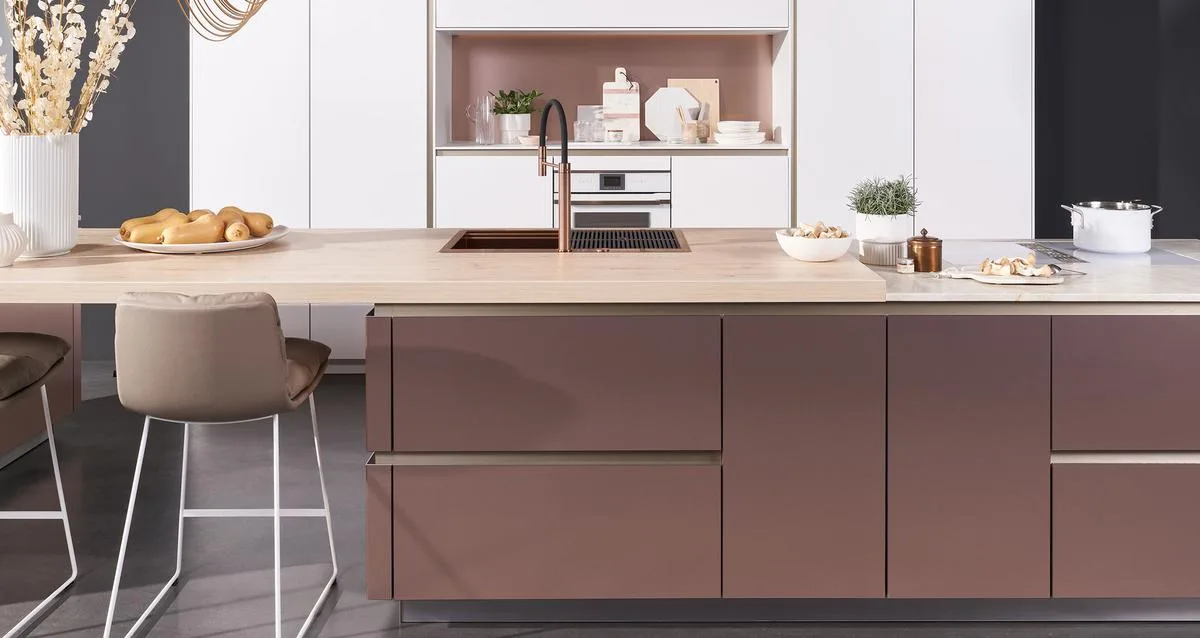 Rational Küchen KOMFORT – Landhausküche Magnolia Seidenmatt – Weiß matt mit Walnussholz