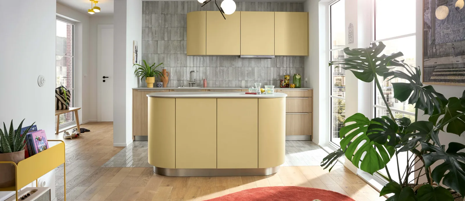 Schüller Nova – Grifflose Inselküche Sand matt – Graubeige matt