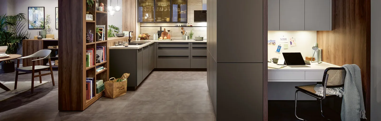 Schüller Küche in Sepiabraun satin mit integriertem Holzregal-Raumteiler