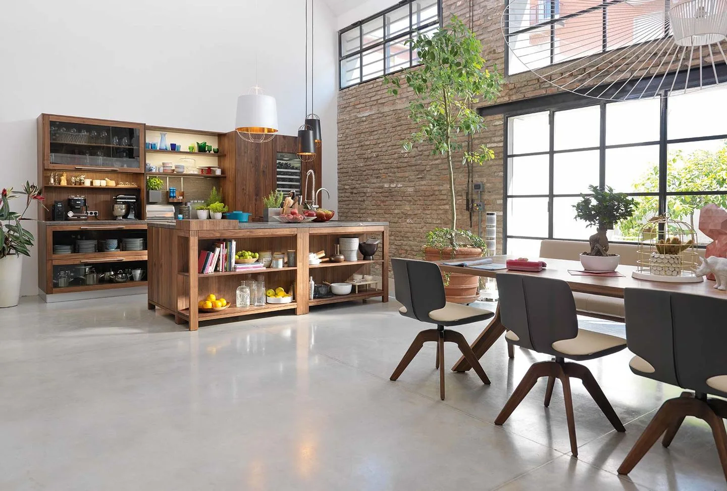 TEAM 7 loft Massivholzküche mit Kochinsel und Essbereich in Nussbaum
