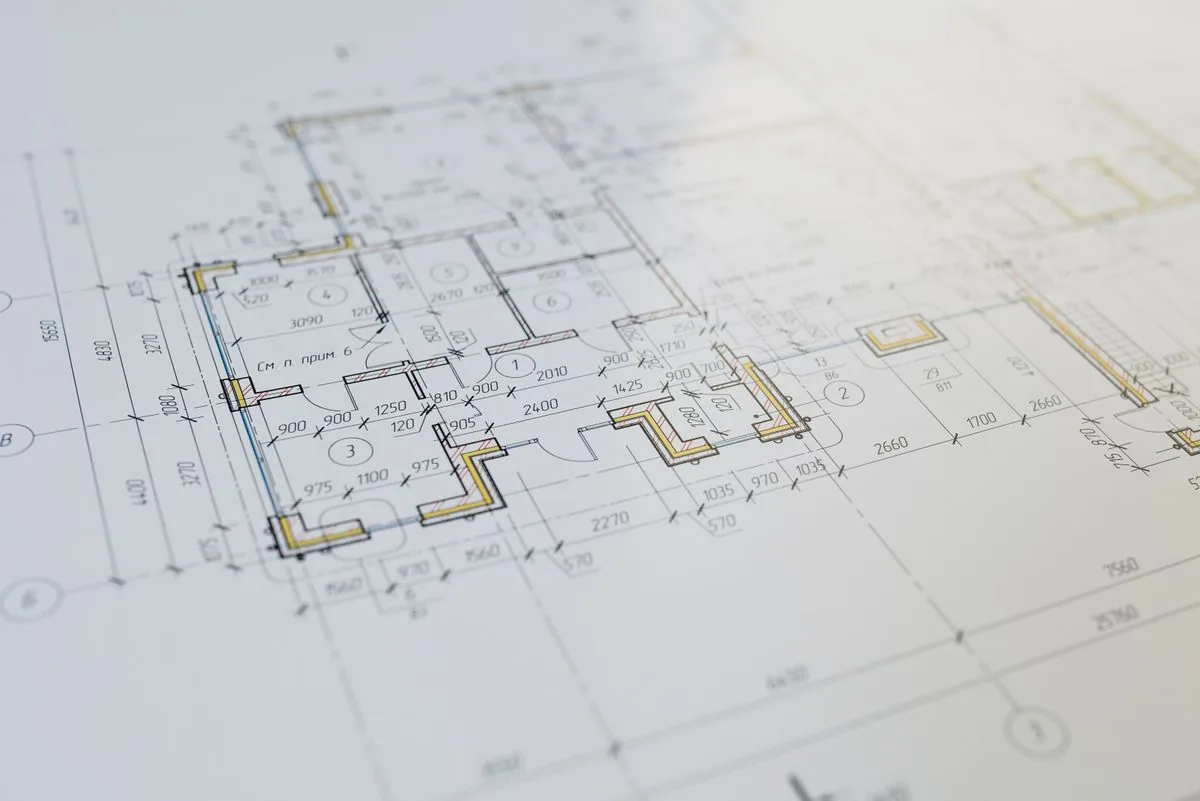 Architektonischer Grundriss als technische Zeichnung auf einem Planungstisch