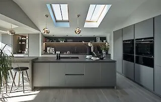 SieMatic Küche in Grau mit Insel und Dachfenstern