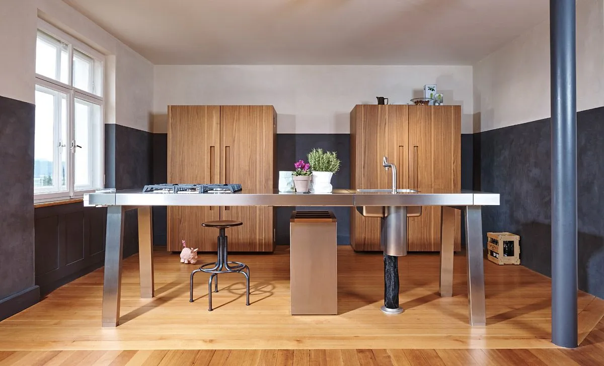 Bulthaup b2 Küchenwerkbank aus Edelstahl mit Holzschränken