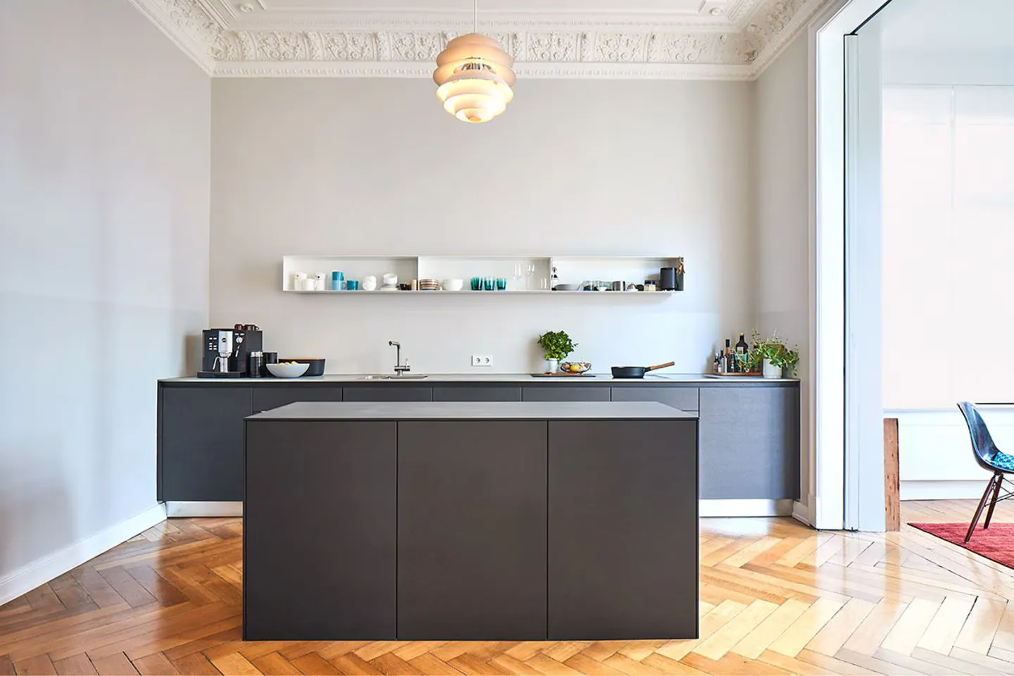 Bulthaup b3 grifflose Küche in Schwarz in einem Altbau
