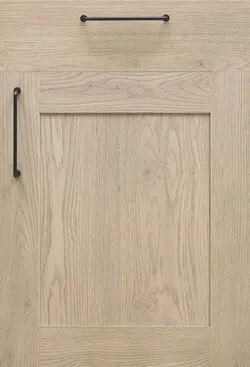 Detail einer Pino Küchenfront aus heller Eiche mit schwarzem Griff