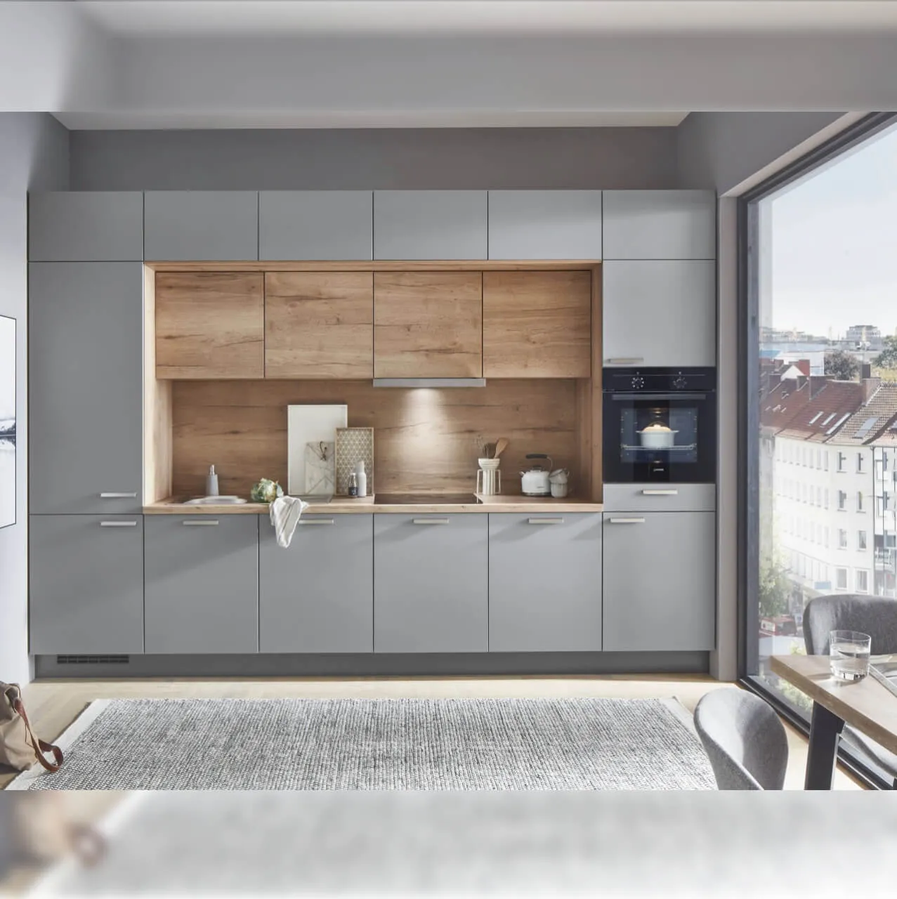 Held Küche in Grau matt mit Holznische und Stadtblick