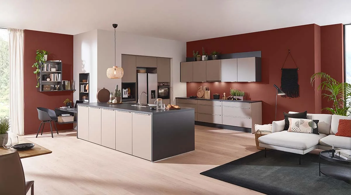 Impuls Küche in Taupe und Anthrazit mit Insel und Terrakotta-Wand
