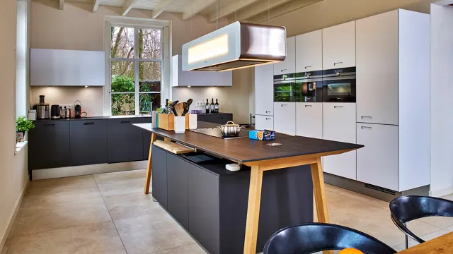 Echtholzfurniere: Natürliche Eleganz mit Pflege-Anforderungen — Holzoptik Küche