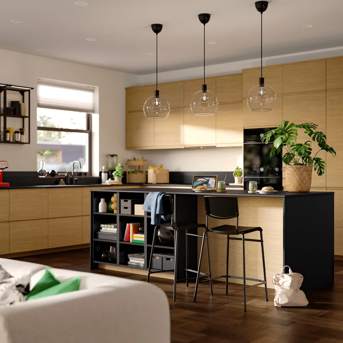 IKEA METOD Küche mit Holzfronten und schwarzer Kücheninsel
