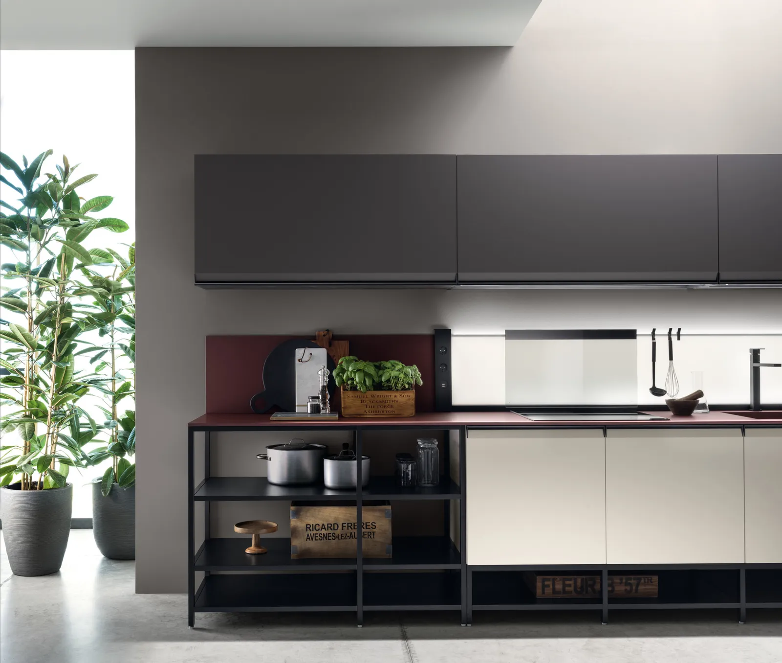 Scavolini Formalia Küche mit dunkelgrauen Fronten und Bordeaux-Akzent