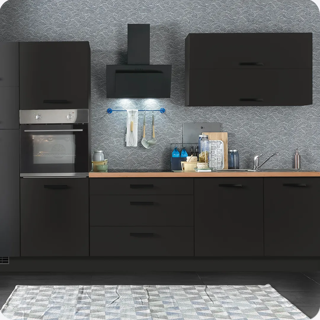 Schwarze Küchenzeile mit Rückwand in Steinoptik