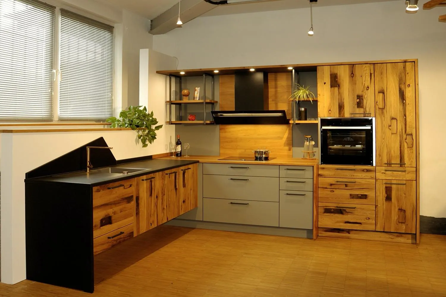 Pfister Altholzküche mit Eichenfronten aus recyceltem Holz in einem Loft