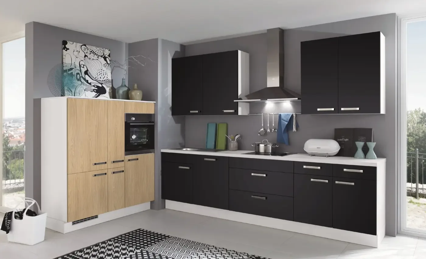 Schwarze nobilia Senso Küche mit Eichen-Hochschrank