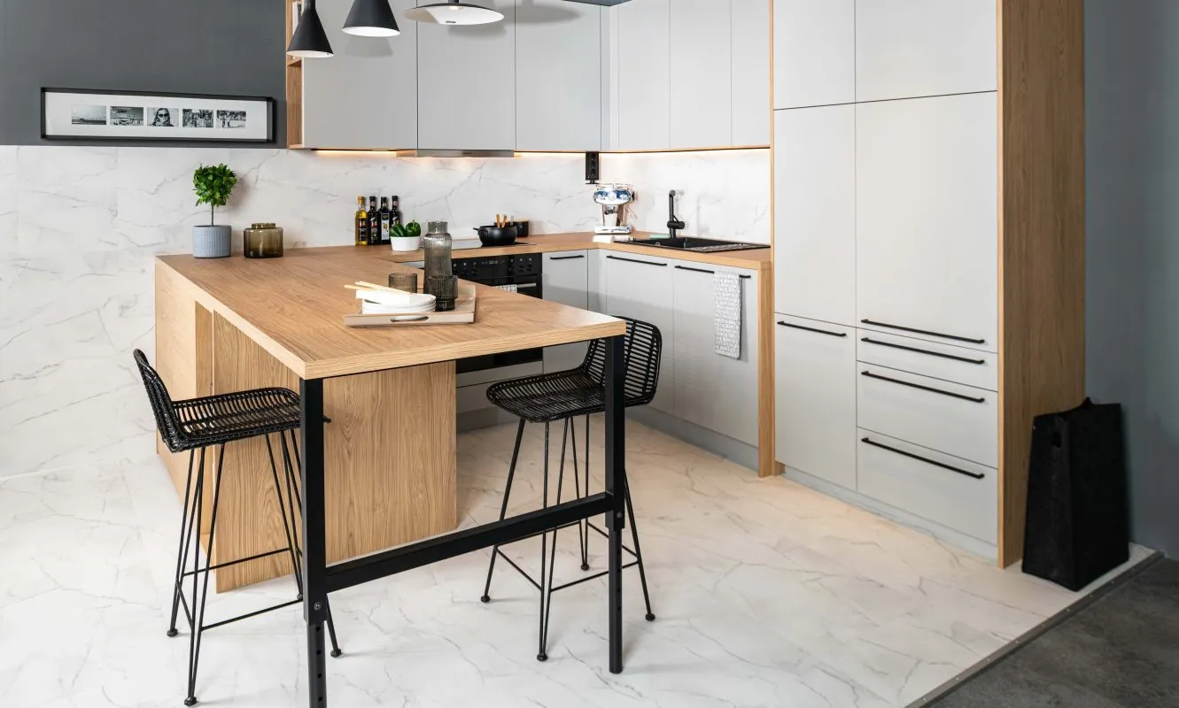 DAN Küchen moderne L-Küche mit Holzbar und hellgrauen Fronten