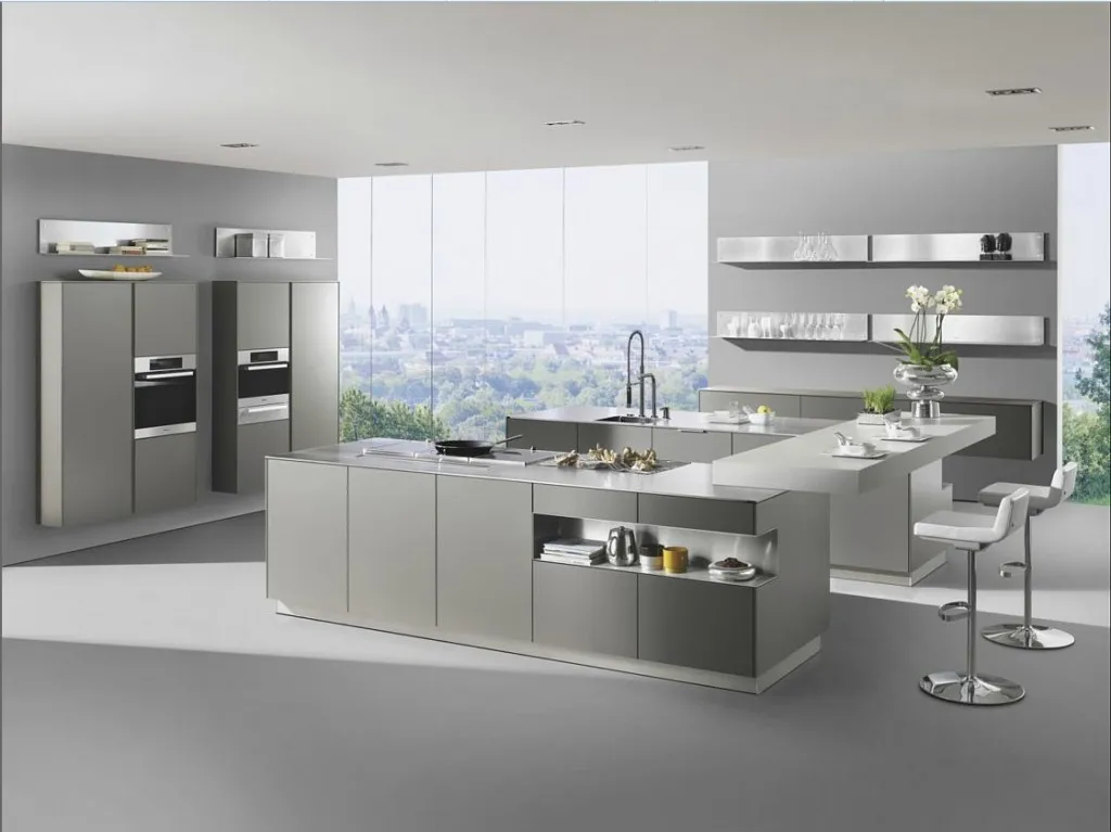 Intuo Premiumküche in Grau mit Edelstahl-Regalen und Panoramafenster