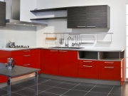 Rote Küche mit Küchenhalbinsel