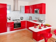 Rote L-Formküche mit Küchenhalbinsel